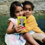 2 girls playing Super Sapiens card game